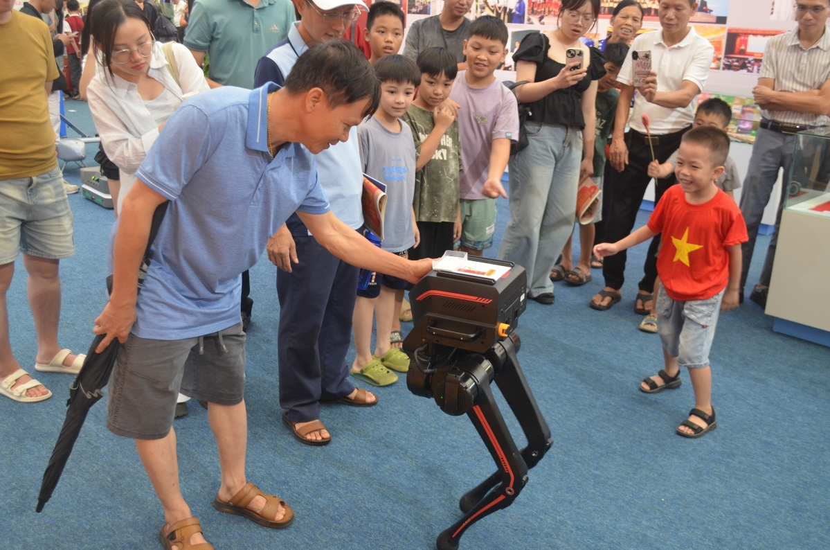 Đại học Bách khoa Hà Nội xác nhận có sơ suất khi dán logo của trường lên robot hai chân