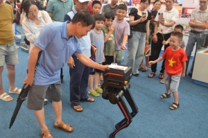 Đại học Bách khoa Hà Nội xác nhận có sơ suất khi dán logo của trường lên robot hai chân