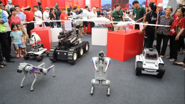 Robot và công nghệ hiện đại tạo điểm nhấn tại Triển lãm 80 năm thành tựu đất nước