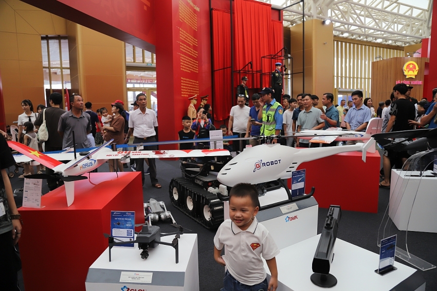 Ấn tượng robot giao tiếp như người tại Triển lãm 80 năm thành tựu đất nước Ấn tượng robot giao tiếp như người tại Triển lãm 80 năm thành tựu đất nước