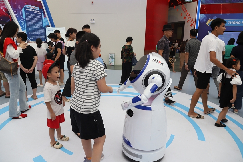 Ấn tượng robot giao tiếp như người tại Triển lãm 80 năm thành tựu đất nước