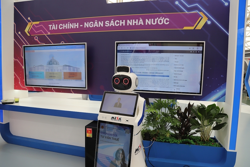 Ấn tượng robot giao tiếp như người tại Triển lãm 80 năm thành tựu đất nước Ấn tượng robot giao tiếp như người tại Triển lãm 80 năm thành tựu đất nước
