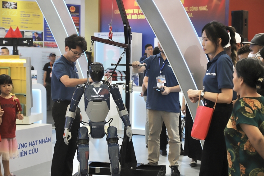 Ấn tượng robot giao tiếp như người tại Triển lãm 80 năm thành tựu đất nước Ấn tượng robot giao tiếp như người tại Triển lãm 80 năm thành tựu đất nước