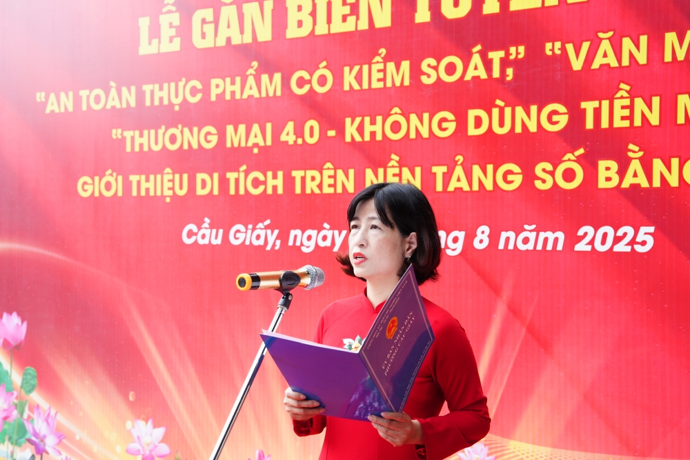 Phường Cầu Giấy: Gắn biển 3 tuyến phố an toàn thực phẩm và thương mại văn minh