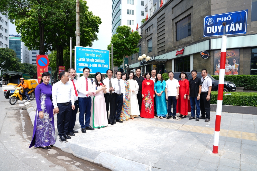 Phường Cầu Giấy: Gắn biển 3 tuyến phố an toàn thực phẩm và thương mại văn minh