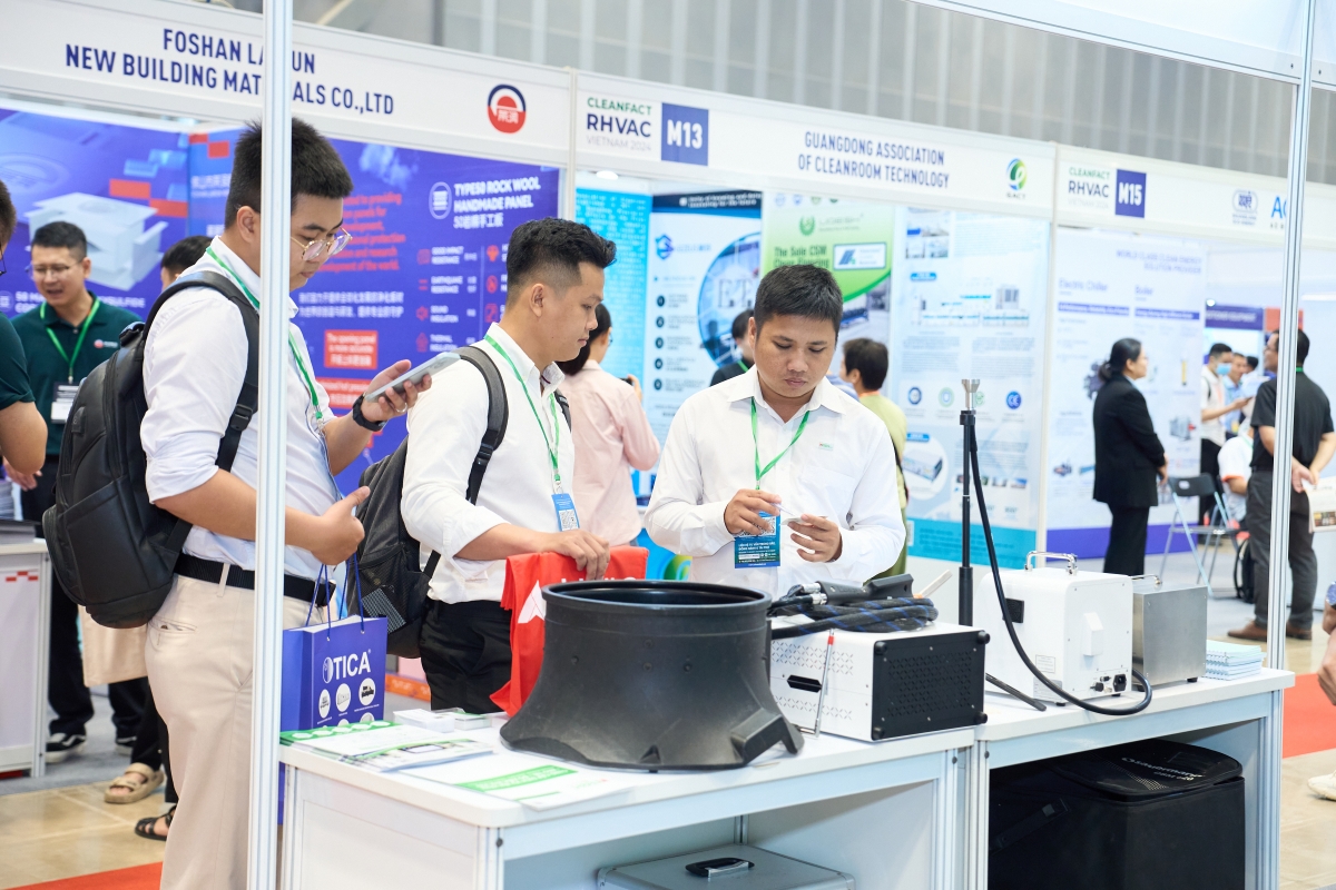 Khách hàng quan tâm tới các sản phẩm trưng bày tại Triển lãm. Ảnh: BTC