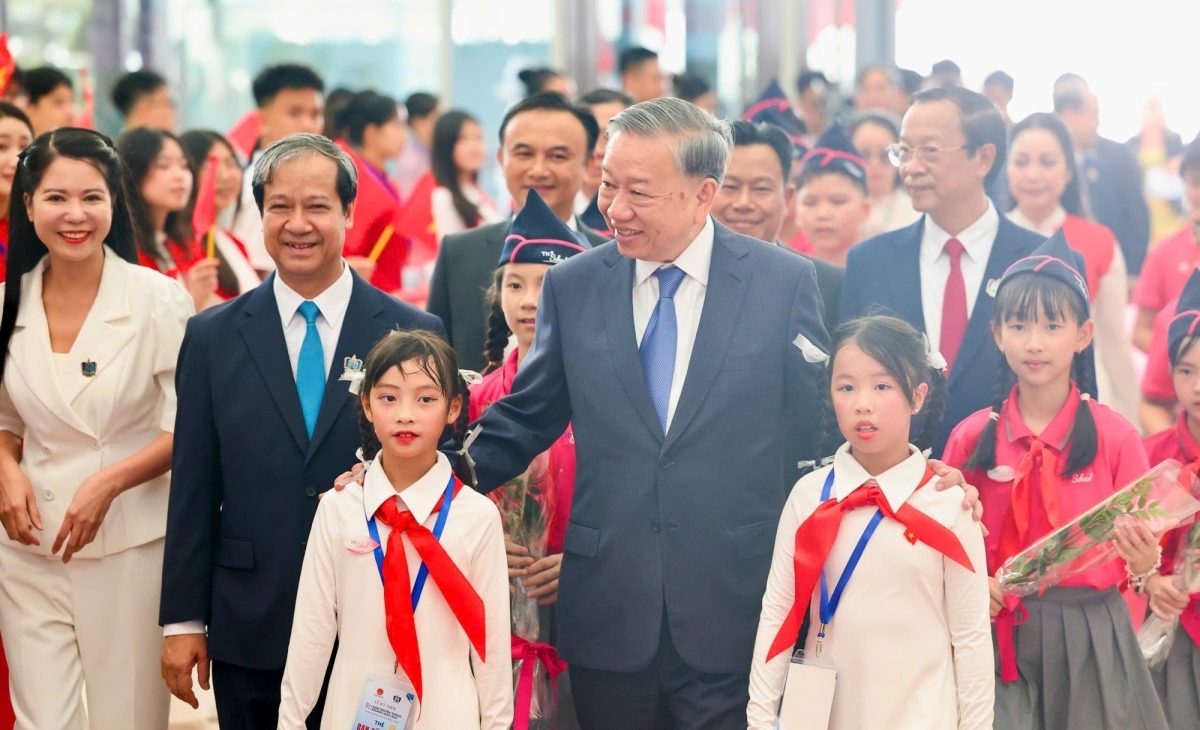 Sáng 5/9, cả nước hân hoan đón năm học mới, sẵn sàng chinh phục mọi nấc thang tri thức