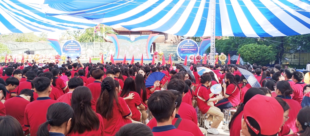 Sáng 5/9, cả nước hân hoan đón năm học mới, sẵn sàng chinh phục mọi nấc thang tri thức