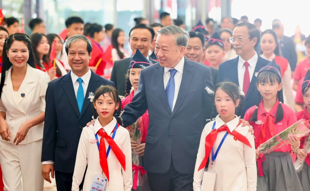 Sáng 5/9, cả nước hân hoan đón năm học mới, sẵn sàng chinh phục mọi nấc thang tri thức