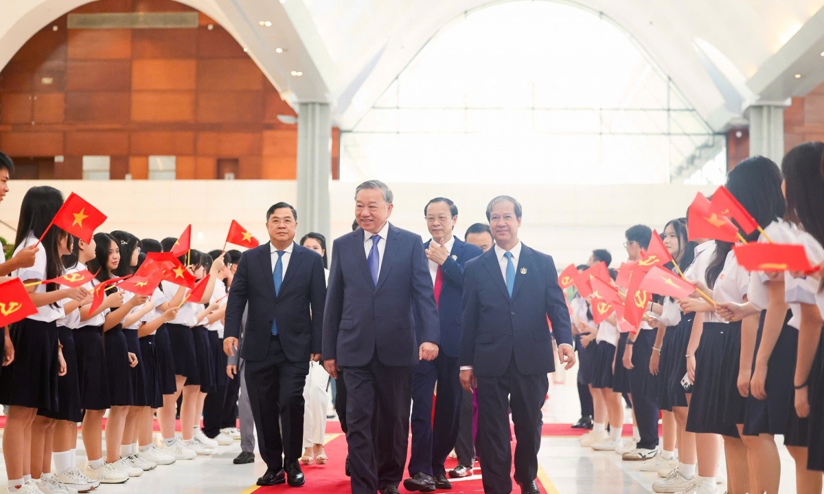 Sáng 5/9, cả nước hân hoan đón năm học mới, sẵn sàng chinh phục mọi nấc thang tri thức