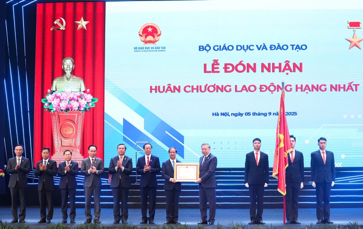 Sáng 5/9, cả nước hân hoan đón năm học mới, sẵn sàng chinh phục mọi nấc thang tri thức