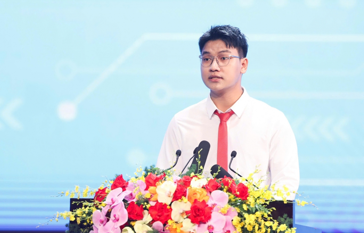 Sáng 5/9, cả nước hân hoan đón năm học mới, sẵn sàng chinh phục mọi nấc thang tri thức