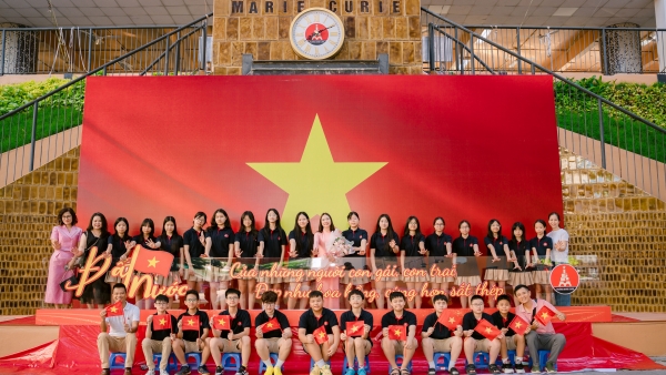 Rạng rỡ ngày khai giảng ở Marice Curie: Đất nước của những người con gái, con trai, đẹp như hoa hồng, cứng hơn sắt thép