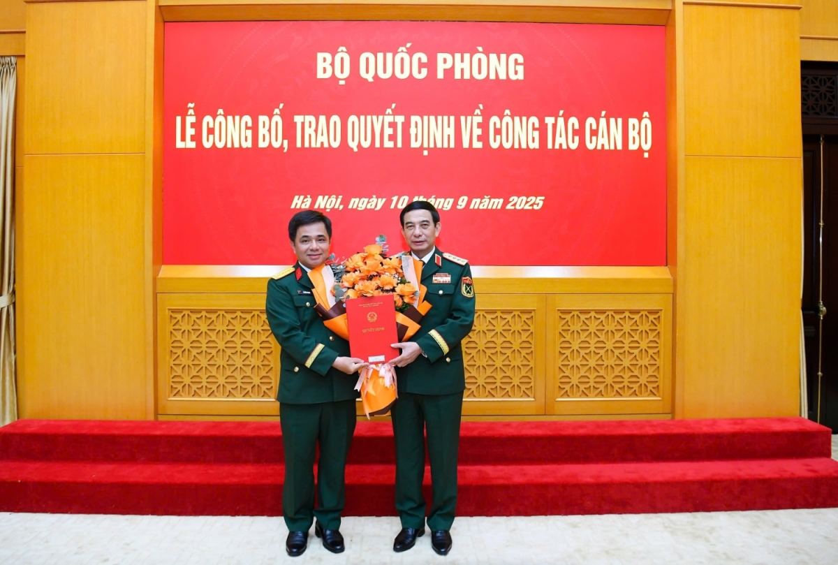 Đại tướng Phan Văn Giang, Ủy viên Bộ Chính trị, Phó bí thư Quân ủy Trung ương, Bộ trưởng Bộ Quốc phòng trao Quyết định số 388/QĐĐ-BQP cho Đại tá Nguyễn Vũ Hà, Tổng giám đốc Tổng công ty Công nghiệp Công nghệ cao Viettel giữ chức Phó tổng giám đốc Tập đoàn Viettel.