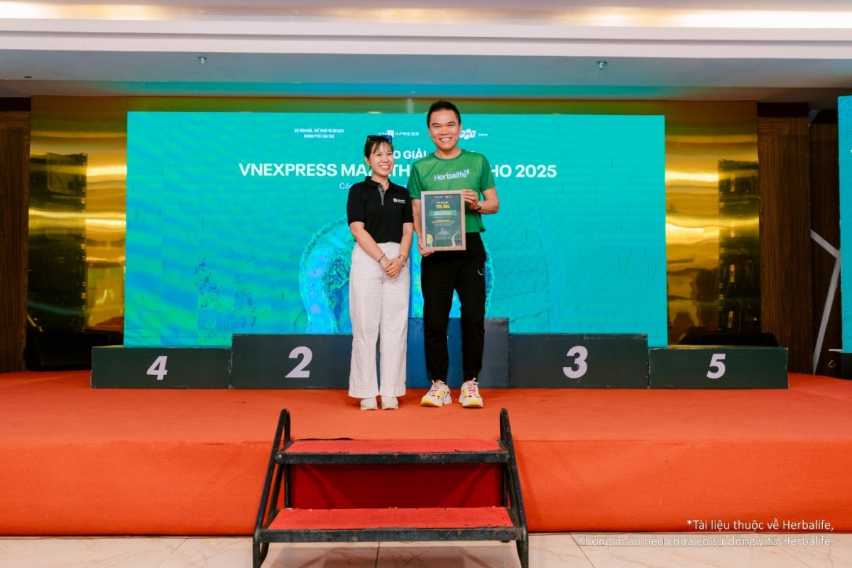 Ông Nguyễn Thành Đạt – Giám Đốc Truyền Thông Herbalife Việt Nam, Campuchia & Thái Lan nhận bằng khen từ BTC Vnexpress