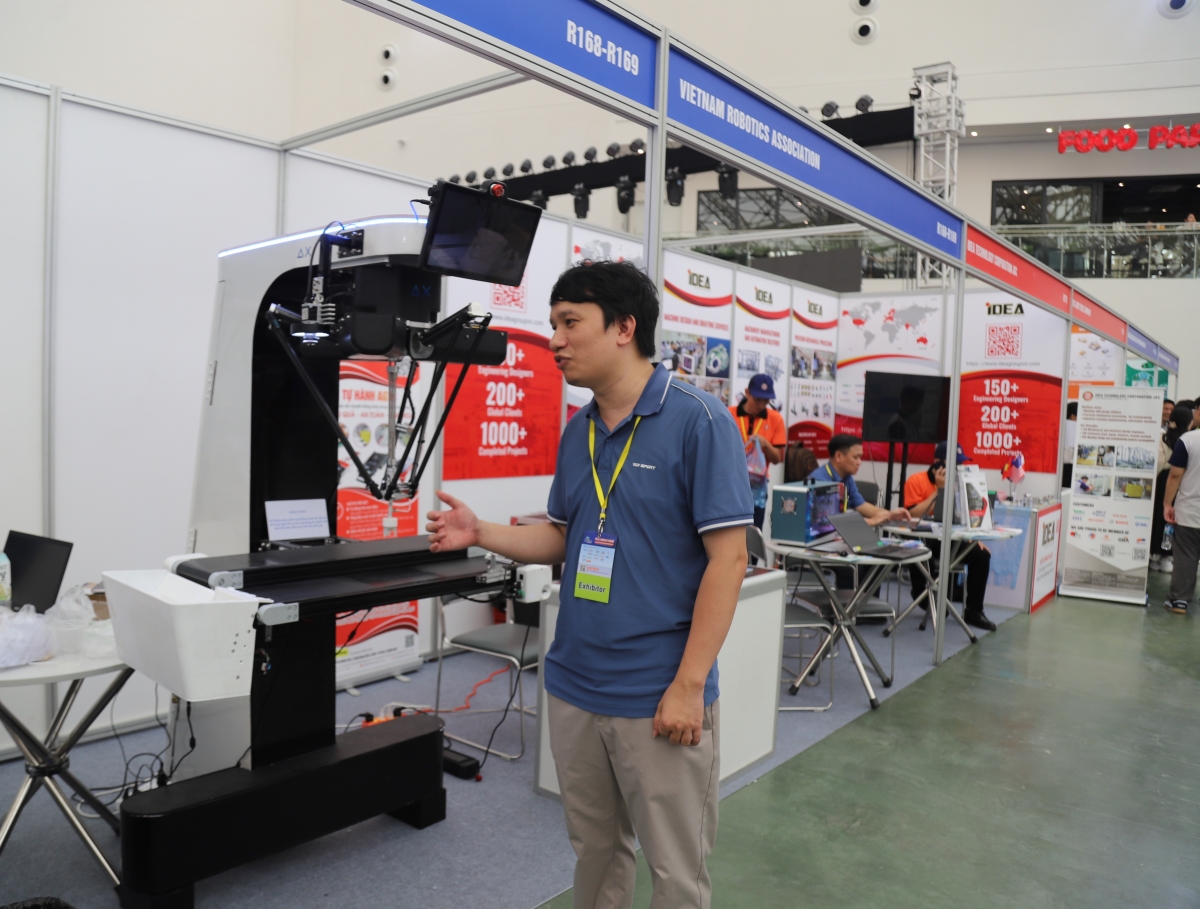 Ông Đoàn Hồng Trung giới thiệu về sản phẩm robot phân loại thông minh của Công ty Delta