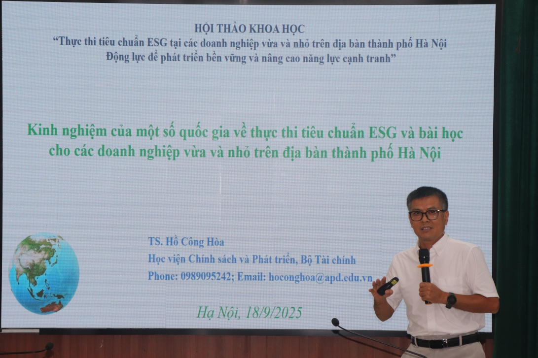 TS. Hồ Công Hoà nhận định, ESG không còn là lựa chọn, mà là yêu cầu bắt buộc toàn cầu.  SMEs Hà Nội cần chuyển từ tư duy “tuân thủ” sang “tích hợp ESG vào chiến lược kinh doanh”. ESG chính là cơ hội cạnh tranh dài hạn, giúp thu hút vốn, nhân lực và mở rộng thị trường. Ảnh: Hoàng Tùng