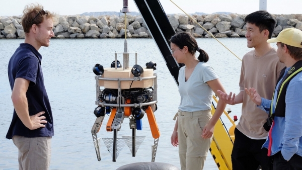 Robot lặn tự động thu gom rác biển