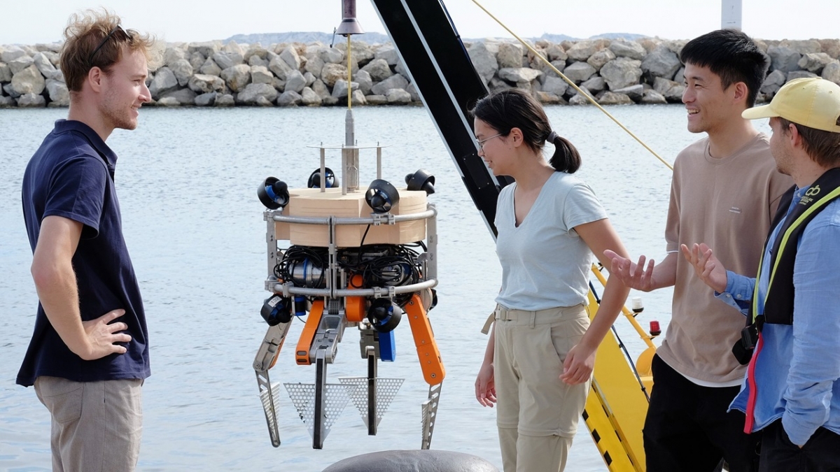 Nhóm nghiên cứu TUM thử nghiệm robot lặn mới tại cảng Marseille, Pháp. Nguồn: Andreas Schmitz / TUM