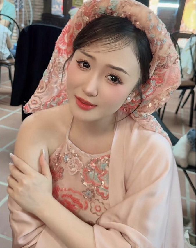Bạn trẻ Gen Z tự hào khoe sắc trong bộ ảnh áo dài chào mừng ngày đại lễ 30/4