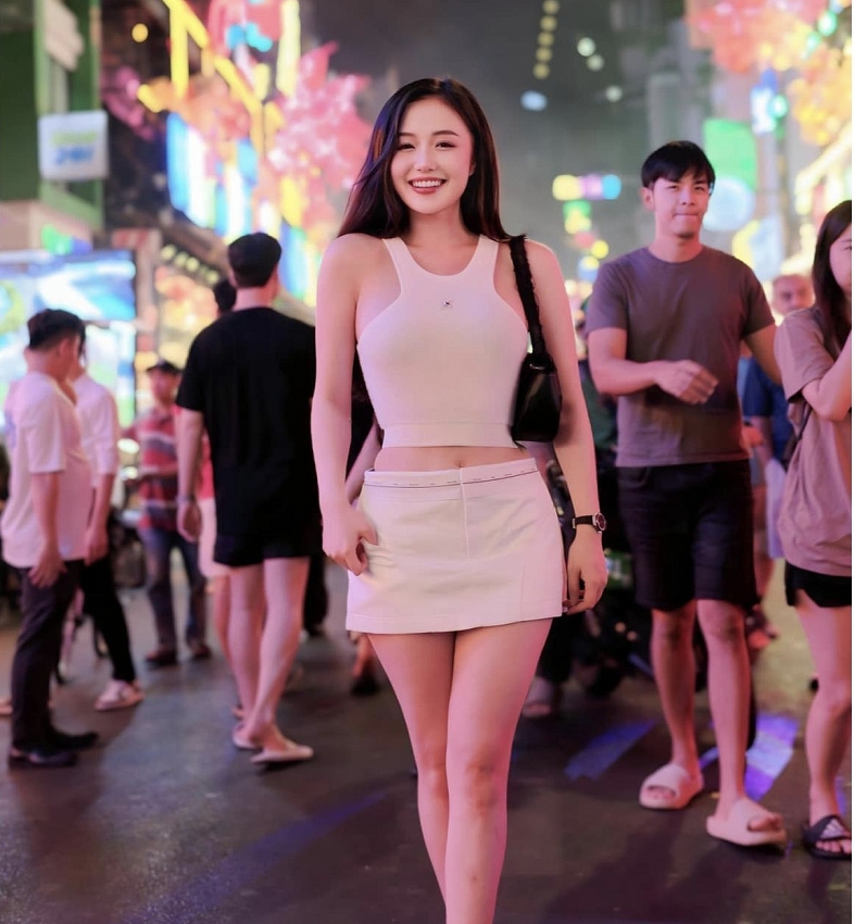 Bạn trẻ Gen Z tự hào khoe sắc trong bộ ảnh áo dài chào mừng ngày đại lễ 30/4