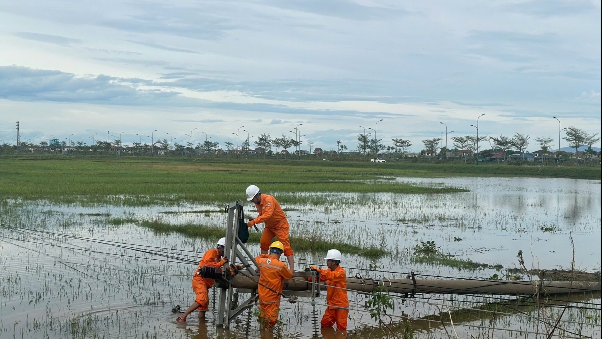 EVNNPC khôi phục cấp điện cho hơn 3 triệu khách hàng sau bão số 10