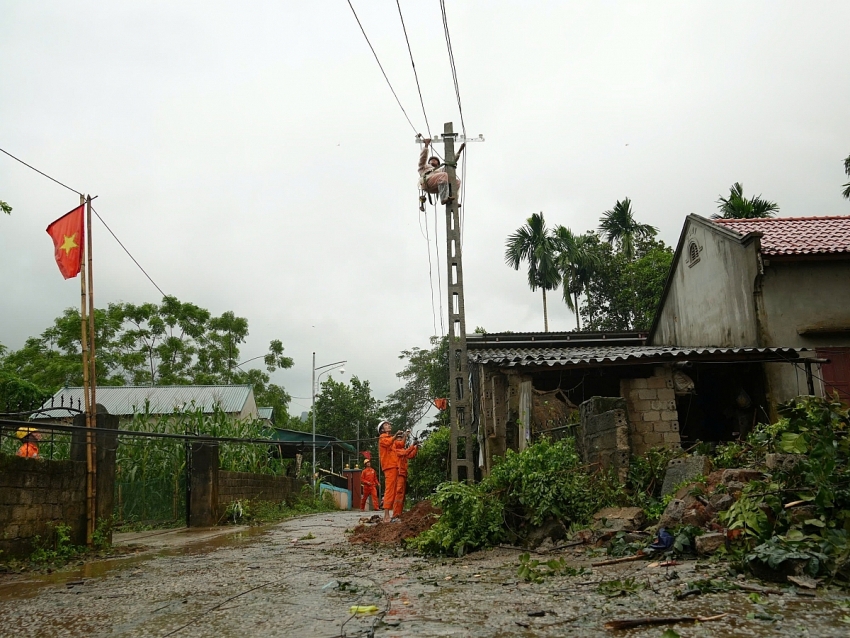 EVNNPT chủ động ứng phó, bảo vệ an toàn hệ thống truyền tải trong bão số 10