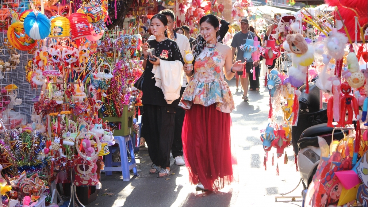 Trung thu 2025: Hàng Mã đông nghịt người, đồ chơi truyền thống "lên ngôi"