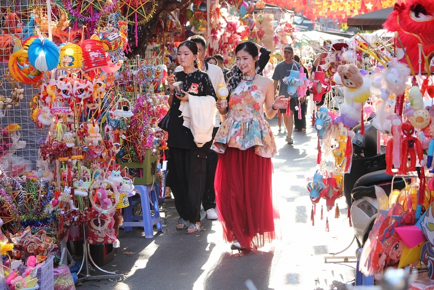 Trung thu 2025: Hàng Mã đông nghịt người, đồ chơi truyền thống 
