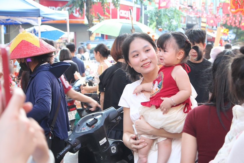 Trung thu 2025: Hàng Mã đông nghịt người, đồ chơi truyền thống 