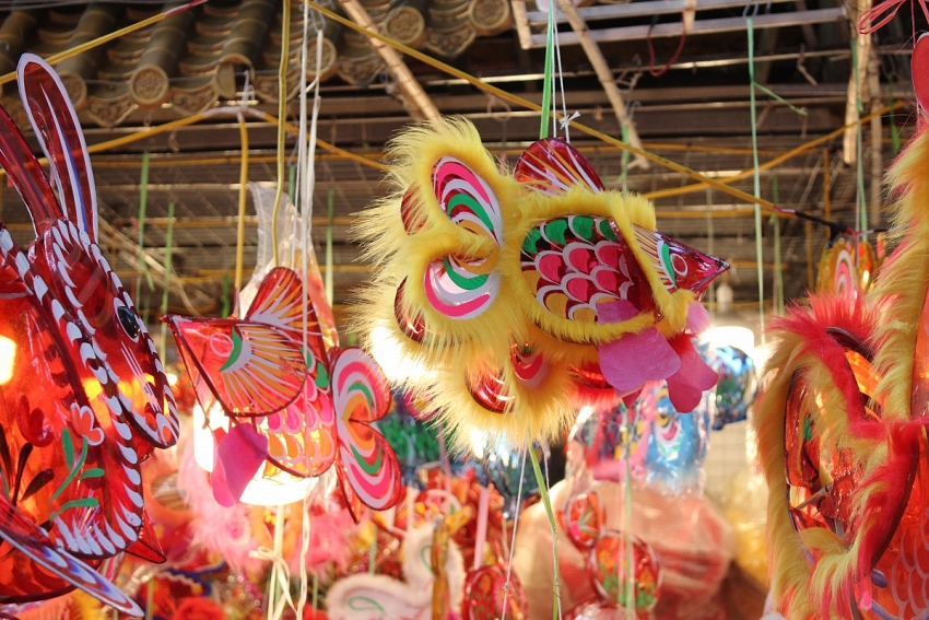 Trung thu 2025: Hàng Mã đông nghịt người, đồ chơi truyền thống 