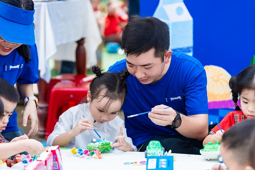 Vinamilk thắp sáng mùa trăng, gửi trọn yêu thương đến trẻ em Việt