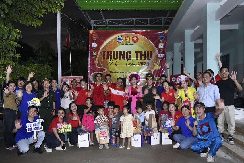 Vinamilk thắp sáng mùa trăng, gửi trọn yêu thương đến trẻ em Việt