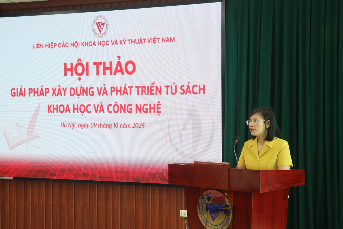 ThS. Phạm Thị Bích Hồng báo cáo đề dẫn tại hội thảo. Ảnh: Hoàng Tùng