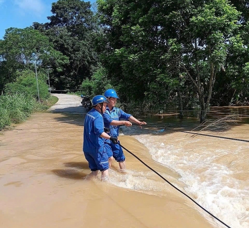 Các nhà mạng căng mình ứng cứu, đảm bảo thông tin liên lạc vùng lũ