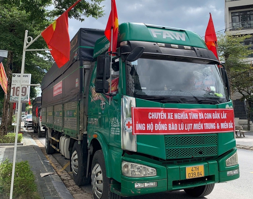 Các trạm BOT và cao tốc đồng loạt miễn phí cho xe chở hàng cứu trợ vùng bão lũ