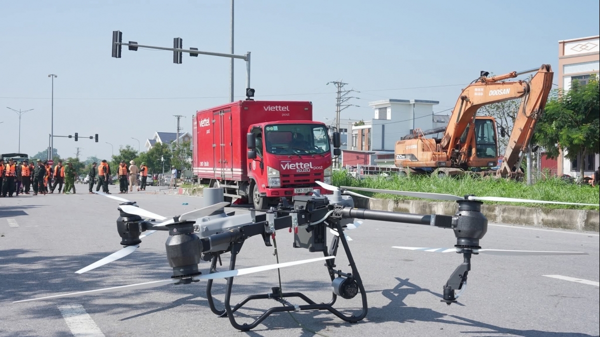 Drone Viettel bay giữa tâm lũ, nối liền những vùng bị chia cắt ở Thái Nguyên
