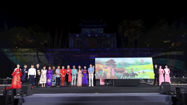 Đấu giá, quyên góp 2,5 tỷ đồng ủng hộ đồng bào vùng lũ tại Lễ hội Văn hóa Thế giới ở Hà Nội