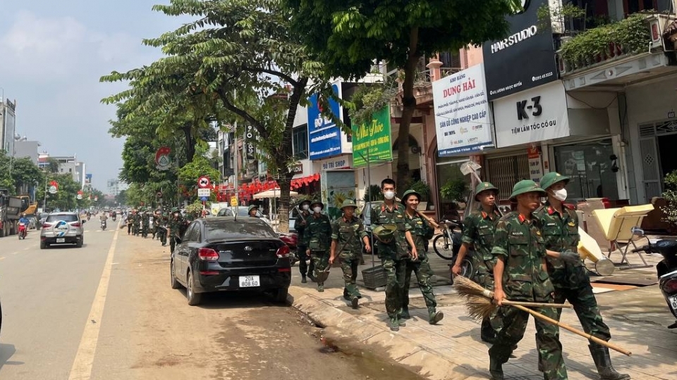 Hàng chục nghìn cán bộ, chiến sĩ tham gia giúp dân khắc phục hậu quả sau mưa lũ