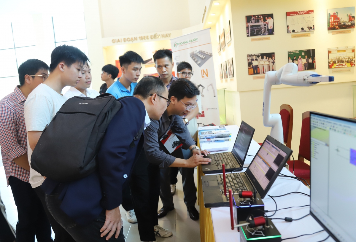 Hành trình 30 năm đào tạo Kỹ sư Tự động hóa của Trường Đại học Giao thông Vận tải