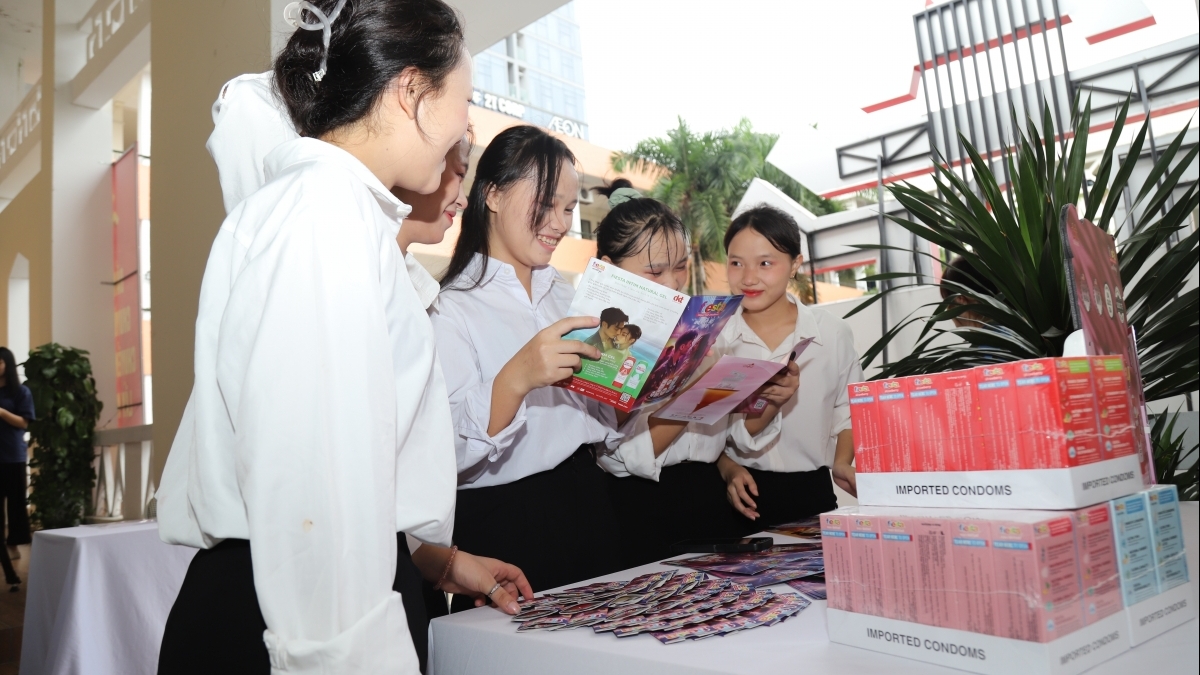 Sinh viên Cao đẳng Thương mại và Du lịch Hà Nội hào hứng với chương trình giáo dục sức khỏe sinh sản