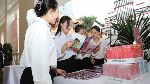 Sinh viên Cao đẳng Thương mại và Du lịch Hà Nội hào hứng với chương trình giáo dục sức khỏe sinh sản