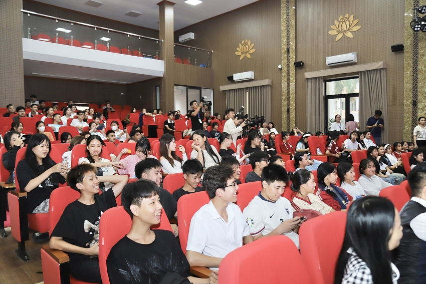 Sinh viên Cao đẳng Thương mại và Du lịch Hà Nội hào hứng với chương trình giáo dục sức khỏe sinh sản Sinh viên Cao đẳng Thương mại và Du lịch Hà Nội hào hứng với chương trình giáo dục sức khỏe sinh sản