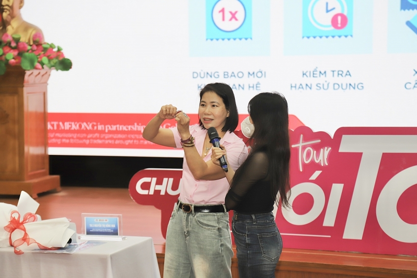 Sinh viên Cao đẳng Thương mại và Du lịch Hà Nội hào hứng với chương trình giáo dục sức khỏe sinh sản Sinh viên Cao đẳng Thương mại và Du lịch Hà Nội hào hứng với chương trình giáo dục sức khỏe sinh sản
