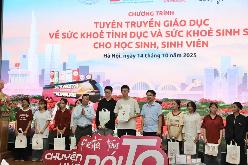 Sinh viên Cao đẳng Thương mại và Du lịch Hà Nội hào hứng với chương trình giáo dục sức khỏe sinh sản Sinh viên Cao đẳng Thương mại và Du lịch Hà Nội hào hứng với chương trình giáo dục sức khỏe sinh sản