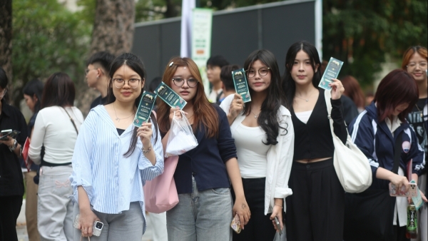 Đông đảo khán giả xếp hàng chờ xem Đêm nhạc hội Spotlight 2025