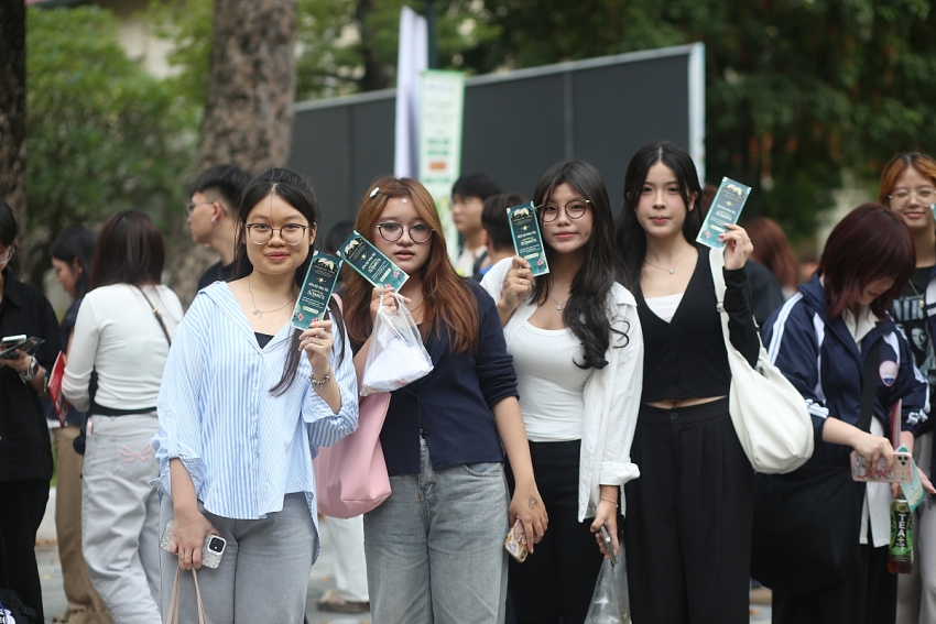 Đông đảo khán giả xếp hàng chờ xem Đêm nhạc hội Spotlight 2025