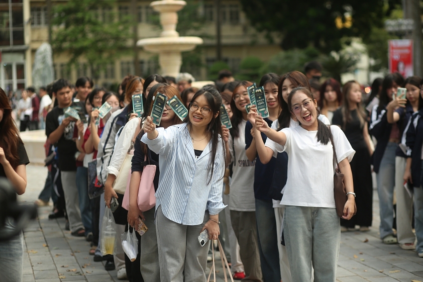 Đông đảo khán giả xếp hàng chờ xem Đêm nhạc hội Spotlight 2025