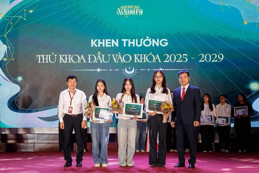 Không khí sôi động tại Đêm nhạc hội Spotlight 2025 - Adastra