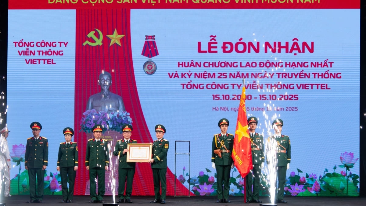 Viettel Telecom đón nhận Huân chương Lao động hạng Nhất, hướng tới trở thành công ty công nghệ toàn cầu